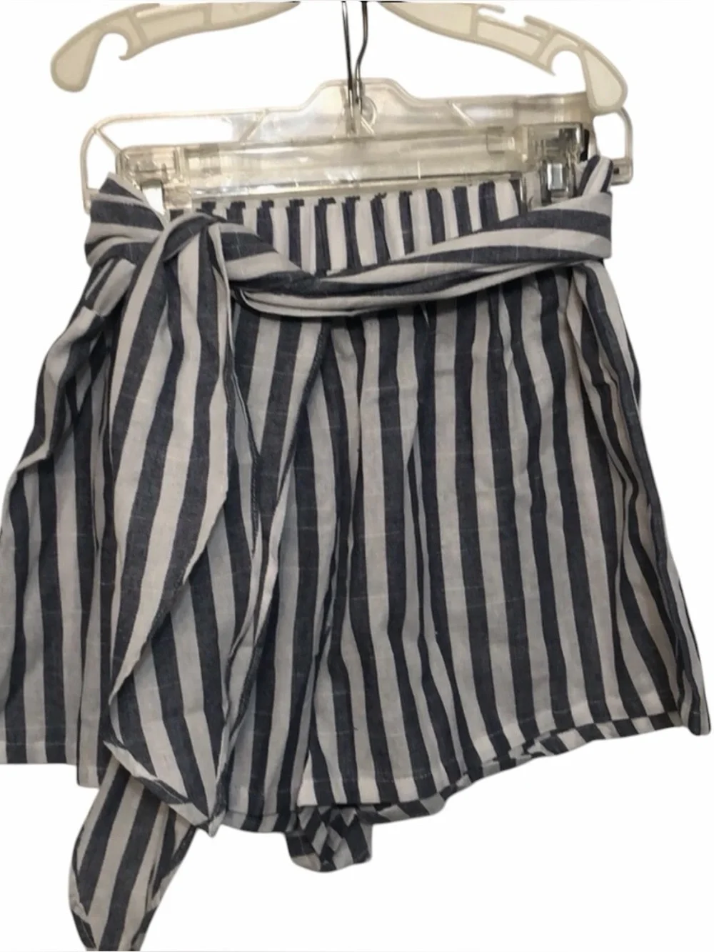 𝅺SHEIN size Small black & white lightweight 2 Piece short & scarf type top